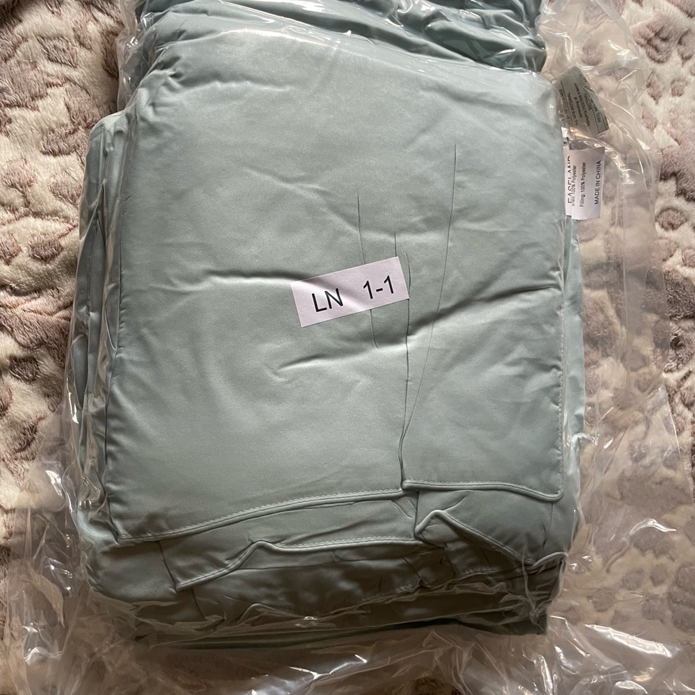 Luxurious Sage Green Bedding Set
